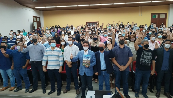 Gladson empossa novos servidores do Idaf